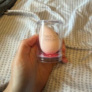 beautyblender Light Pink Makeup Sponge with Clear Travel Case